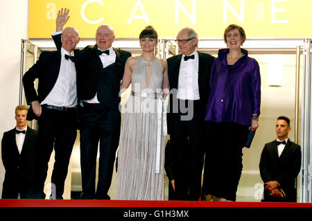 Paul Laverty, Dave Johns, Hayley Squires, Ken Loach et Rebecca O'Brien participant à la 'JE, Daniel Blake' premiere pendant le 69e Festival du Film de Cannes au Palais des Festivals de Cannes le 13 mai 2016 dans le monde d'utilisation | Banque D'Images