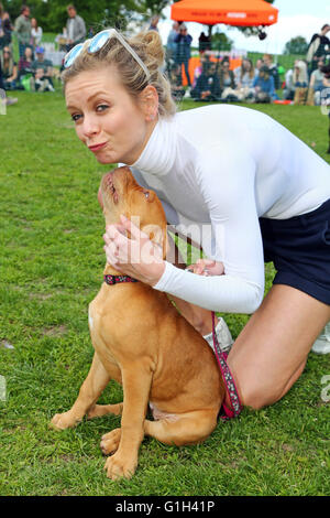 Londres, Royaume-Uni. 15 mai 2016.Rachel Riley, présentatrice TV sur compte à rebours, rencontre Gertie le Dogue de Bordeaux chiot tout en jugeant l'affaire tous les chiens Grand Hampstead Barkoff charité dog show sur Hampstead Heath à Londres, en Angleterre. Rachel dit : "Je suis venu pour la libre câlins' et non seulement a-t-elle obtenir ceux avec Gertie mais un bon peu de lèche aussi. Gertie est un chien de sauvetage qui était à la recherche d'une maison lors de l'événement qui a été exécuté par tous les chiens de sauvetage, peu importe qui et à placer les chiens dans Londres. Crédit : Paul Brown/Alamy Live News Banque D'Images