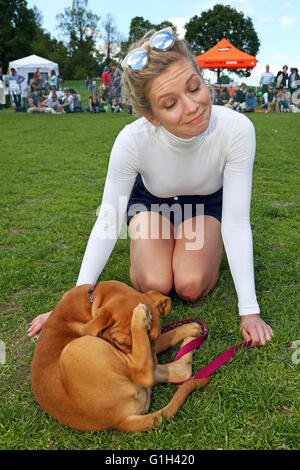 Londres, Royaume-Uni. 15 mai 2016.Rachel Riley, présentatrice TV sur compte à rebours, rencontre Gertie le Dogue de Bordeaux chiot tout en jugeant l'affaire tous les chiens Grand Hampstead Barkoff charité dog show sur Hampstead Heath à Londres, en Angleterre. Rachel dit : "Je suis venu pour la libre câlins' et non seulement a-t-elle obtenir ceux avec Gertie mais un bon peu de lèche aussi. Gertie est un chien de sauvetage qui était à la recherche d'une maison lors de l'événement qui a été exécuté par tous les chiens de sauvetage, peu importe qui et à placer les chiens dans Londres. Crédit : Paul Brown/Alamy Live News Banque D'Images