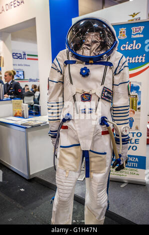 Turin, Italie. 15 mai, 2016. XXIX International Book Fair -combinaison spatiale russe Sokov KV2 Crédit : Realy Easy Star/Alamy Live News Banque D'Images