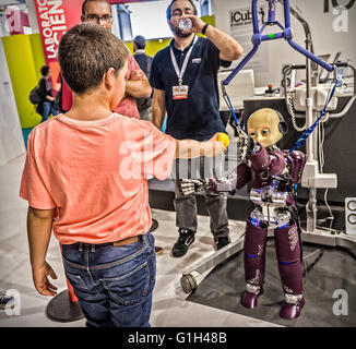 Turin, Italie. 15 mai, 2016. XXIX International Book Fair - Enfants interagir avec le robot Icub Crédit : Realy Easy Star/Alamy Live News Banque D'Images