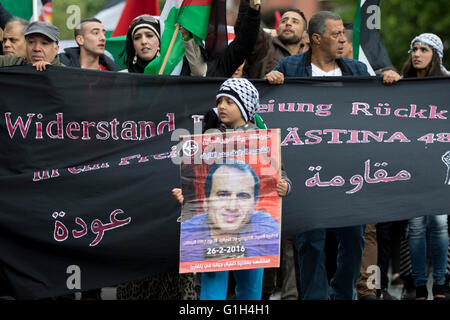 Un jeune garçon est titulaire d'une affiche sur le jour de la Nakba (jour de la catastrophe) à Berlin. jour de la Nakba marque le 68e anniversaire de nakba, quand 700 000 Palestiniens ont été déplacées pour former l'état d'israël Banque D'Images