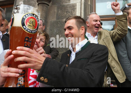 Munich, Allemagne. 15 mai, 2016. Philipp Lahm de Bayern Munich et Karl-Heinz Rummenigge (R), directeur général du FC Bayern Munich célèbre remportant le titre du championnat allemand sur le balcon de l'hôtel de ville sur la Marienplatz, le 15 mai 2016 à Munich, Allemagne. Credit : kolvenbach/Alamy Live News Banque D'Images