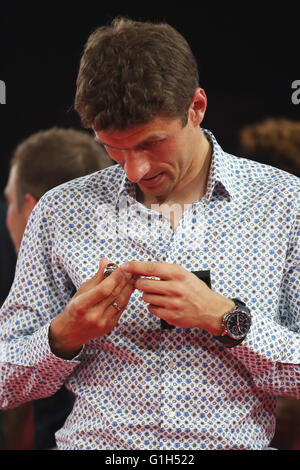 Munich, Allemagne. 14 mai, 2016. Thomas Muller avec son anneau Championshop pendant le FC Bayern Munich Bundesliga Champions Dîner au Postpalast le 14 mai 2016 à Munich, Bavière. Credit : kolvenbach/Alamy Live News Banque D'Images