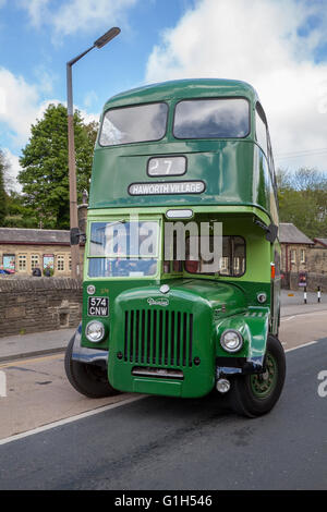 Le 1962 Green Daimler diesel PSV du week-end d'été de Haworth des années 1940 présente une collection de voitures anciennes et classiques de l'époque, ainsi que des groupes de passionnés des années 1940 qui se consacrent à recréer la Grande-Bretagne des années 1940. Banque D'Images