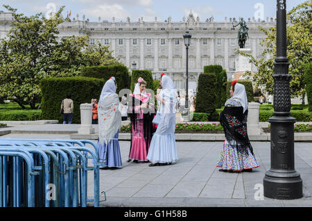 Madrid, Espagne, 15 mai 2016. Les gens célébrant Saint Isidro dans Orient festif Square. Enrique Davó/Alamy Live News. Banque D'Images