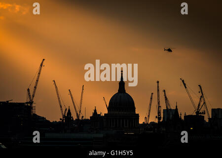 Londres, Royaume-Uni. 15 mai, 2016. Soir les rayons de lumière sur la Cathédrale St Paul à Londres centrale Crédit : Guy Josse/Alamy Live News Banque D'Images