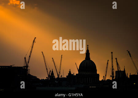 Londres, Royaume-Uni. 15 mai, 2016. Soir les rayons de lumière sur la Cathédrale St Paul à Londres centrale Crédit : Guy Josse/Alamy Live News Banque D'Images