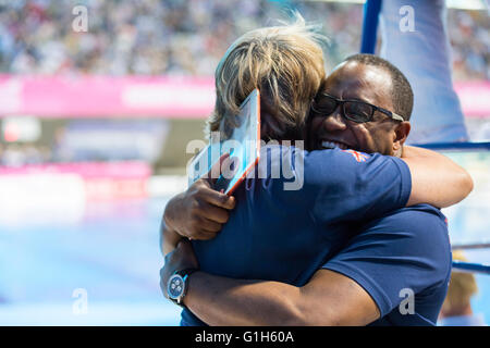 Centre aquatique, parc olympique, Londres, Royaume-Uni. Tom Daley's Aquatics Center, du Parc olympique, Londres, Royaume-Uni. Le 15 mai 2016. L'entraîneur Tom Daley Jane Figueiredo célèbre sa victoire avec un autre membre de l'équipe britannique lors de la LEN Championnats européens. Tom Daley remporte l'or avec 570,50 points, devant Victor Minibaev de Russie avec 424,60 points et un deuxième, Nikita russe Shleikher avec 480,90 points. Tom Daley remporte l'or avec 570,50 points, devant Victor Minibaev de Russie avec 424,60 points et un deuxième, Nikita russe Shleikher avec 480,90 points. Credit : Imageplotter les nouvelles et les Sports Banque D'Images