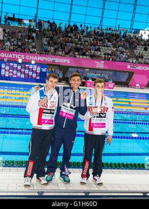 Centre aquatique, Olympic Park, Londres, Royaume-Uni. 15 mai 2016. Les gagnants posent avec leurs médailles à la finale de la plate-forme de 10 m pour hommes. Le plongeur britannique Tom Daley (m) remporte l'or avec 570.50 points, devant Victor Minibaev (l) de Russie avec 424.60 points et un second russe, Nikita Shleikher (r) avec 480.90 points aux championnats d'athlétisme européens LEN. Credit: Imagetraceur News et Sports/Alamy Live News Banque D'Images