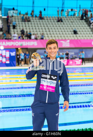 Centre aquatique, Olympic Park, Londres, Royaume-Uni. 15 mai 2016. Le plongeur britannique Tom Daley (Thomas Daley) pose avec son trophée après avoir remporté à la fois la finale de la plate-forme de 10 m pour hommes et le trophée de plongée pour hommes. Dans la finale de la plate-forme de 10 m, Tom Daley remporte l'or avec 570.50 points, devant Victor Minibaev de Russie avec 424.60 points et un second russe, Nikita Shleikher avec 480.90 points aux championnats européens de plongée, LEN European Aquatics Championships, Londres, Royaume-Uni, Aquatics Centre Stratford, Londres, Angleterre, Royaume-Uni. Credit: Imagetraceur News et Sports/Alamy Live News Banque D'Images