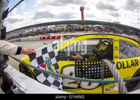 Dover, DE, USA. 15 mai, 2016. Dover, DE - 15 mai 2016 : Matt Kenseth (20) remporte le l'AAA 400 bénéficiant Autism Speaks au circuit automobile international de Dover à Douvres, DE. Credit : csm/Alamy Live News Banque D'Images