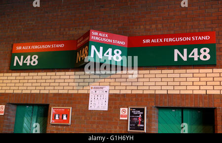 Londres, Royaume-Uni. Apr 9, 2015. Un fichier photo prise le 9 avril 2015 montre l'entrée de Sir Alex Ferguson, Stand de stade Old Trafford à Manchester, en Angleterre. Une explosion contrôlée a été effectuée le dimanche au stade Old Trafford après que le sol a été évacué peu avant la finale de Manchester United match de ligue de la saison. © Han Yan/Xinhua/Alamy Live News Banque D'Images