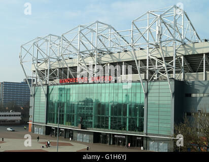 Londres, Royaume-Uni. 10 avr, 2015. Un fichier photo prise le 10 avril 2015 montre le stade Old Trafford à Manchester, en Angleterre. Une explosion contrôlée a été effectuée le dimanche au stade Old Trafford après que le sol a été évacué peu avant la finale de Manchester United match de ligue de la saison. © Han Yan/Xinhua/Alamy Live News Banque D'Images