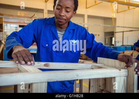 Élève de faire commerce d'ébénisterie au président de l'atelier Centre de formation professionnelle de Windhoek, Namibie Banque D'Images