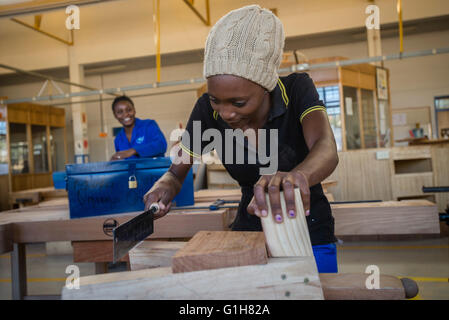 Élève de faire commerce d'ébénisterie au président de l'atelier Centre de formation professionnelle de Windhoek, Namibie Banque D'Images