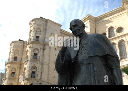 Sculpture d'un évêque en face de la cathédrale de Malaga Espagne Banque D'Images
