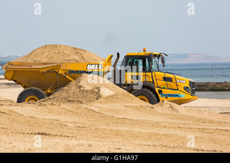 Déménagement camion-benne articulé sur sable plage de Bournemouth Après glissement en Avril Banque D'Images