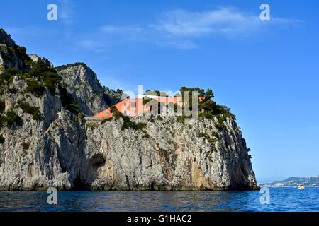 Une belle maison sur une falaise donnant sur l'océan sur l'île de Capri Banque D'Images