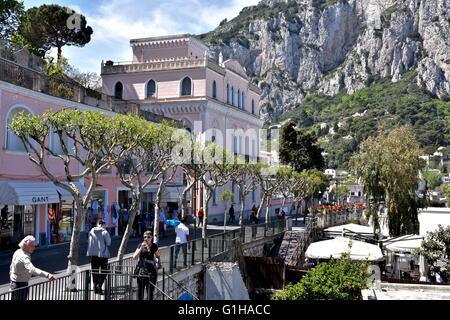 Les touristes à explorer les rues d'Anacapri sur l'île de Capri Banque D'Images