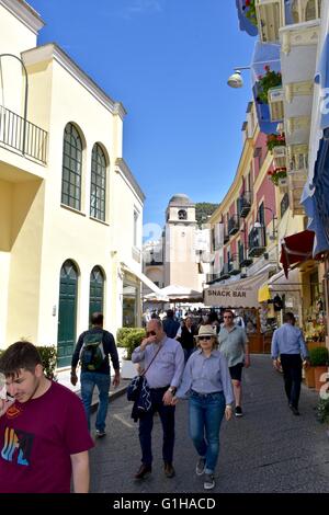 Les touristes à explorer les rues d'Anacapri sur l'île de Capri Banque D'Images