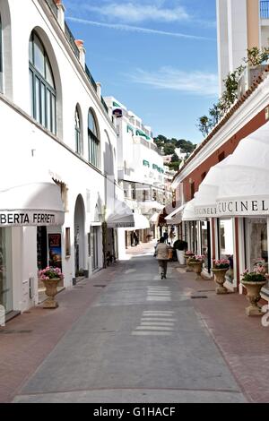 Les touristes à explorer les rues d'Anacapri sur l'île de Capri Banque D'Images