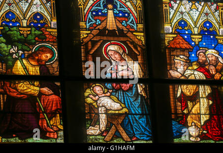 Vitrail en la Basilique de Vysehrad à Prague, République tchèque, illustrant la visite des Rois mages à l'Enfant Jésus Banque D'Images