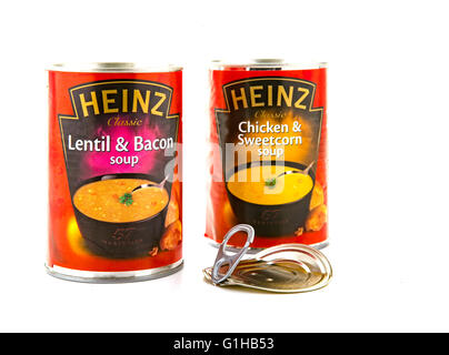 Poulet Heinz et de maïs et de lentilles et lardons soupe sur un fond blanc Banque D'Images