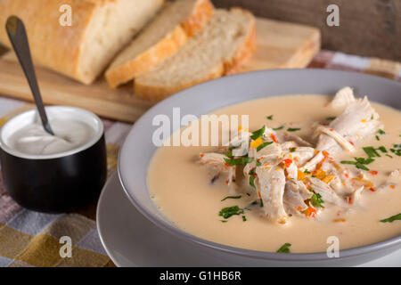 Soupe de poulet roumain nommé Ciorba Radauteana on plate Banque D'Images