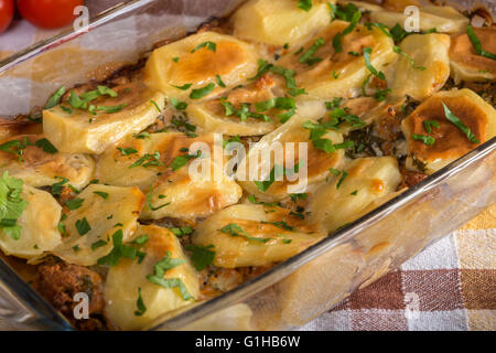 La moussaka maison aux herbes dans le bac en verre Banque D'Images