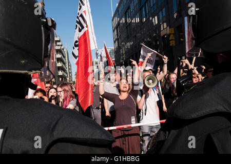 Pro-réfugiés pro , l'aile gauche de l'immigration contre l'étape de manifestants protester contre les manifestants d'extrême droite à Berlin le 7 Ma Banque D'Images