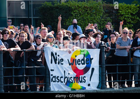 Pro-réfugiés pro , l'aile gauche de l'immigration contre l'étape de manifestants protester contre les manifestants d'extrême droite à Berlin le 7 Ma Banque D'Images