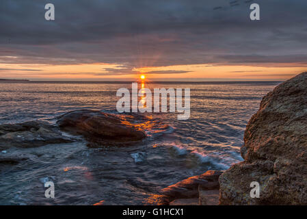 Colorful sunrise sur la mer vue de la plage rochers Banque D'Images