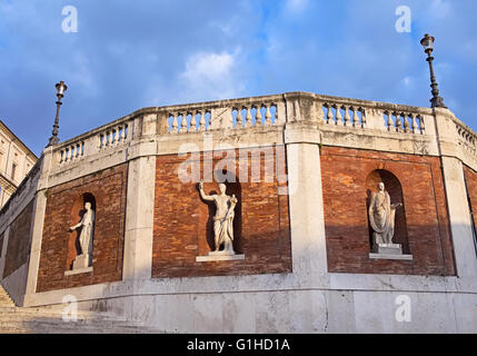 Mur avec des statues antiques autour du Quirinal (Palazzo del Quirinale) sur la colline du Quirinal, Rome, Italie Banque D'Images