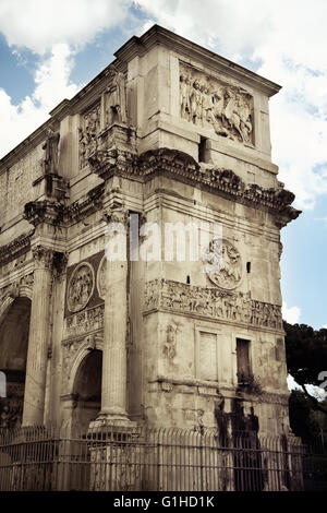 Close-up l'Arc de Constantin, un arc de triomphe situé entre le Colisée et le Palatin, Rome, Italie Banque D'Images