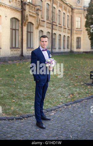 Confiant dans une mariée costume coûteux Banque D'Images