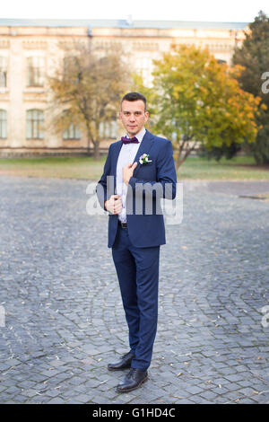 Confiant dans une mariée costume coûteux Banque D'Images