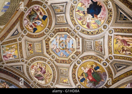 ROME, 22 avril 2014 : l'intérieur de la galerie (fragment de plafond avec des scènes iconographiques) du Musée du Vatican, Cité du Vatican, Ro Banque D'Images