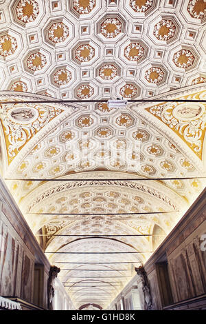 ROME, 22 avril 2014 : l'intérieur de la galerie (fragment de plafond) du Musée du Vatican, Cité du Vatican, Rome, Italie Banque D'Images