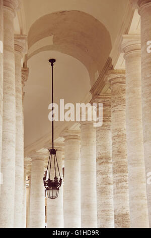 Des colonnes doriques de la Basilique St Pierre dans la Cité du Vatican, Rome, Italie Banque D'Images