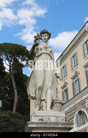 Déesse de l'abondance statue. L'une des quatre sculptures allégoriques sur la Piazza del Popolo, Rome, Italie Banque D'Images