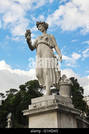 Déesse de l'abondance statue. L'une des quatre sculptures allégoriques sur la Piazza del Popolo, Rome, Italie Banque D'Images