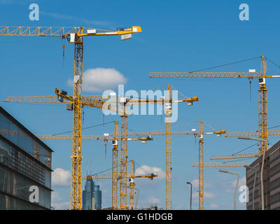 Un grand nombre de grues sur un chantier de construction au cours de la journée. Banque D'Images