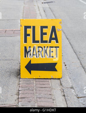 Signer et de flèche pour un marché aux puces sur une rue Banque D'Images