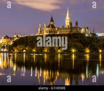 La colline du Parlement à Ottawa dans la nuit de l'autre côté de la rivière des Outaouais Banque D'Images