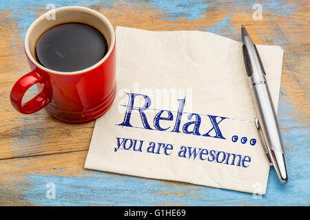 Détendez-vous, vous êtes awesome - rappel ou une affirmation positive de l'écriture - sur une serviette avec tasse de café Banque D'Images