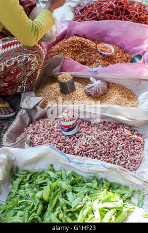 Différentes épices et les haricots sur un marché d'alimentation au Myanmar Birmanie. Les lentilles,pois,le piment rouge,orange et vert.vente Banque D'Images