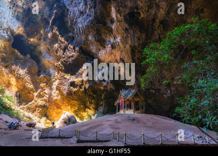 Matin sunbeam sur royal pavilion dans la grotte de Phraya Nakhon, Prachuap Khiri Khan, Thaïlande Banque D'Images