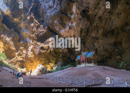 Matin sunbeam sur royal pavilion dans la grotte de Phraya Nakhon, Prachuap Khiri Khan, Thaïlande Banque D'Images