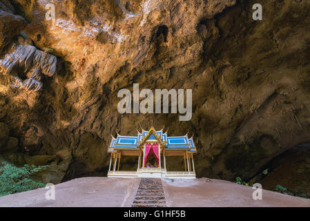 Matin sunbeam sur royal pavilion dans la grotte de Phraya Nakhon, Prachuap Khiri Khan, Thaïlande Banque D'Images